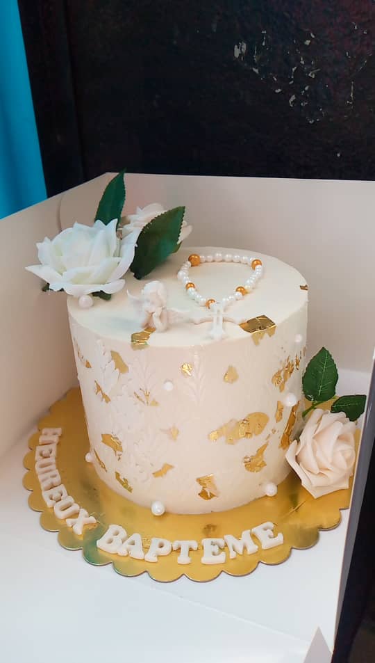 Baptism cake à la crème naturelle.