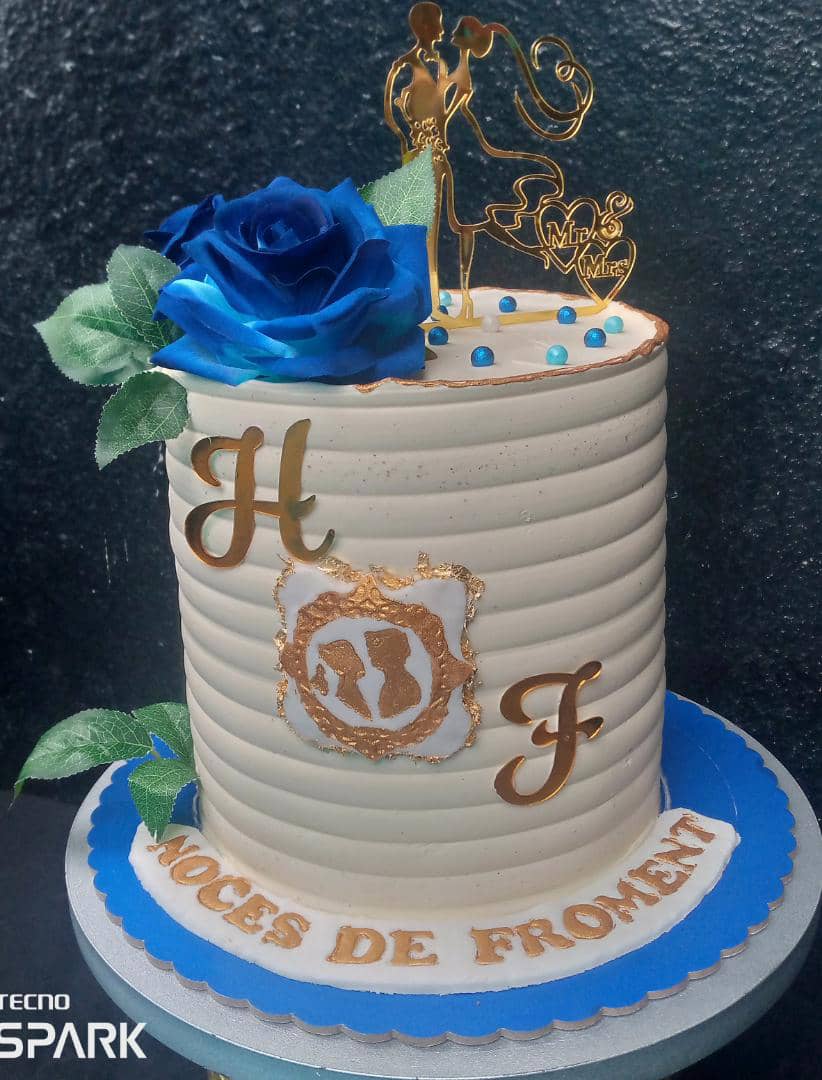 Anniversary wedding cake à la crème naturelle